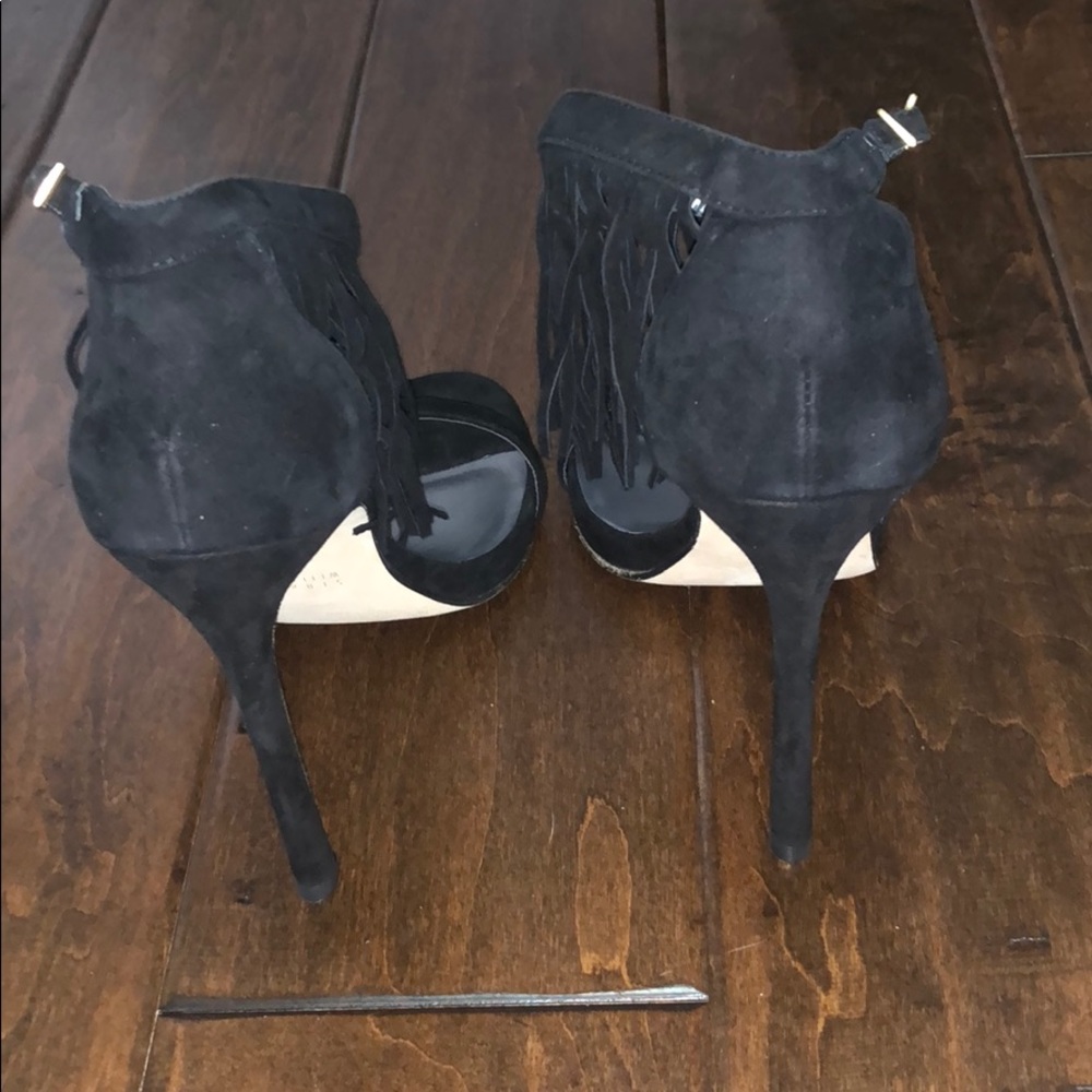 Stuart Weitzman Fringe Sandal Size 7 Never Worn - image 2